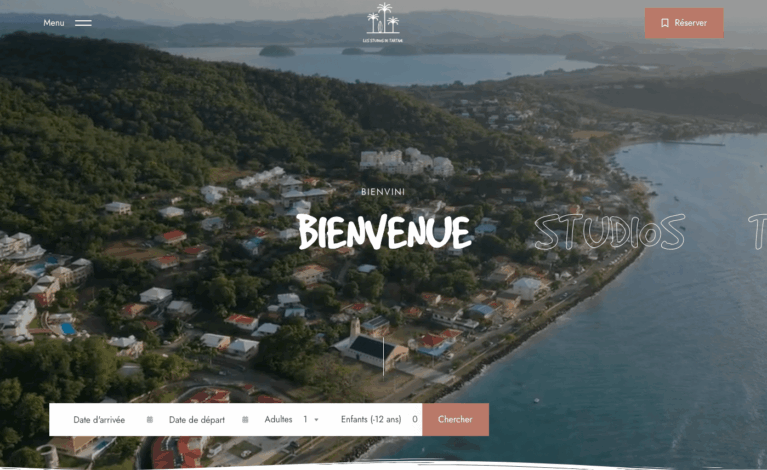 CMS WordPress, OpenSource et administrable facilement Installation d’un thème réadapté à la charte graphique existante Création de 6 pages de contenus Création des fiches détaillées de chacun des studios Présentation du domaine, de ses studios et des activités aux alentours Plugin de réservation en ligne avec synchronisation des calendriers entres les différentes plateformes de booking (AirBnb, Booking.com) Paiement sécurisé en ligne via Paypal Formulaire de contact Liens vers les réseaux sociaux + Création d’un compte Google MyBusiness Création d’un compte Google Search Console