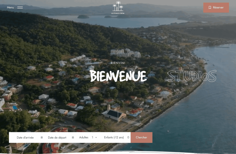 CMS WordPress, OpenSource et administrable facilement Installation d’un thème réadapté à la charte graphique existante Création de 6 pages de contenus Création des fiches détaillées de chacun des studios Présentation du domaine, de ses studios et des activités aux alentours Plugin de réservation en ligne avec synchronisation des calendriers entres les différentes plateformes de booking (AirBnb, Booking.com) Paiement sécurisé en ligne via Paypal Formulaire de contact Liens vers les réseaux sociaux + Création d’un compte Google MyBusiness Création d’un compte Google Search Console