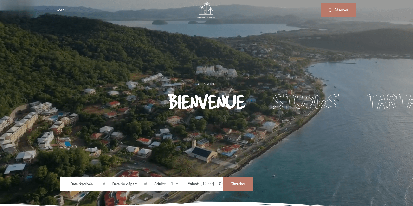 CMS WordPress, OpenSource et administrable facilement Installation d’un thème réadapté à la charte graphique existante Création de 6 pages de contenus Création des fiches détaillées de chacun des studios Présentation du domaine, de ses studios et des activités aux alentours Plugin de réservation en ligne avec synchronisation des calendriers entres les différentes plateformes de booking (AirBnb, Booking.com) Paiement sécurisé en ligne via Paypal Formulaire de contact Liens vers les réseaux sociaux + Création d’un compte Google MyBusiness Création d’un compte Google Search Console